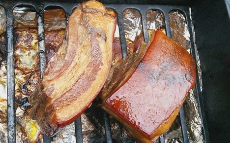 Kuinka polttaa sardia kuumassa savustamossa: tuotevalintasäännöt ja parhaat reseptit