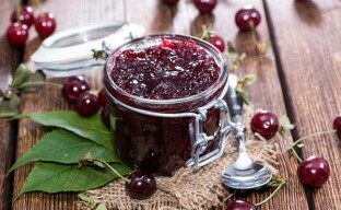 Talvikirsikka aromaattisen hillon muodossa