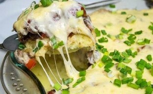 Tehdä mahtava vuoka perunoilla ja Bechamel-kastikkeella