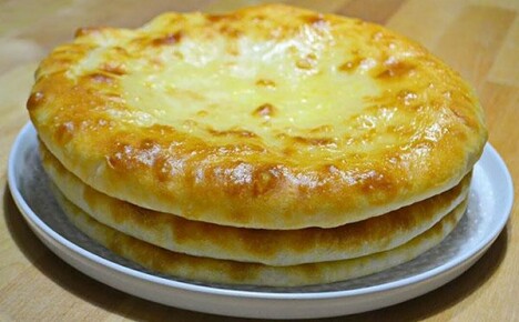 Yksinkertainen resepti ossetilaiselle piirakalle juustoa ja perunoita tosi gourmetille