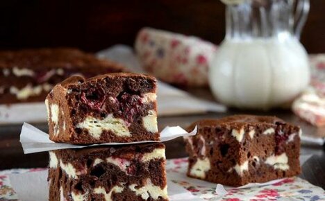 Brownie jäädytetyillä tai tuoreilla kirsikoilla