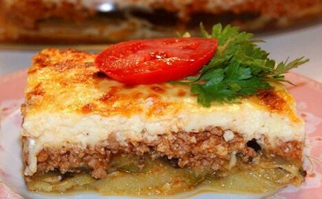Kreikkalainen Moussaka munakoisolla: Välimeren klassikot