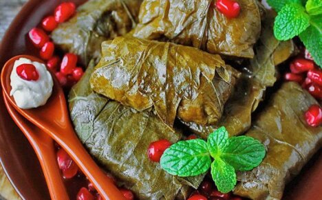 Dolma-resepti rypäleenlehdissä armenialaista ja azerbaidžanilaista ruokaa