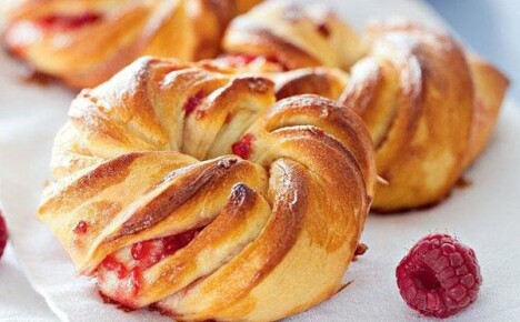 Keittäminen tuoksuvia pullia hillolla ystävällisiin kokouksiin