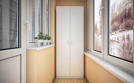 Kuinka ja mitä tehdä vaatekaappi parvekkeelle omin käsin