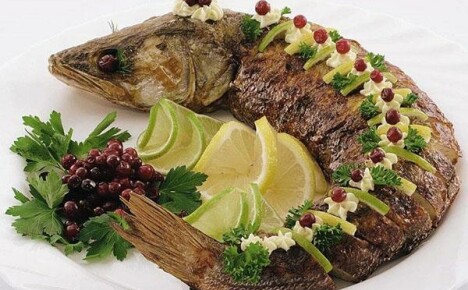 Herkullinen hauki, joka on paistettu uunissa juhlapöydälle