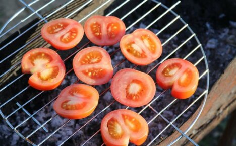 Kuinka valmistaa grillattuja tomaatteja - hienouksia aloittelijoille
