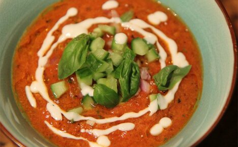 Klassinen gazpacho-resepti espanjalaisen keittiön faneille