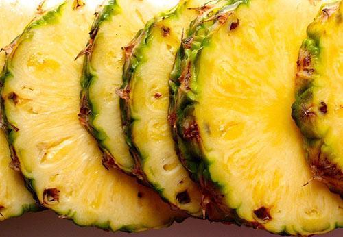 Ananas, tämä on yhdessä kasvatettujen marjojen yhdistelmähedelmä