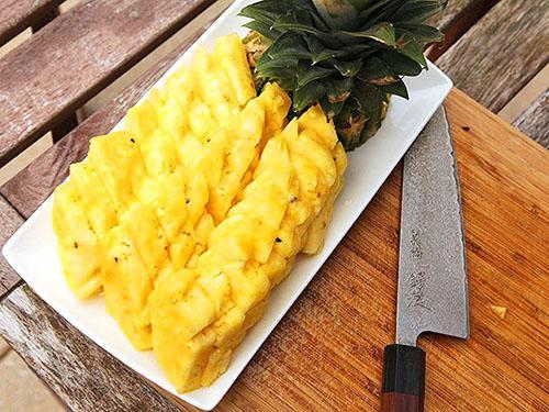 Makea mehukas ananas koristaa minkä tahansa juhlapöydän