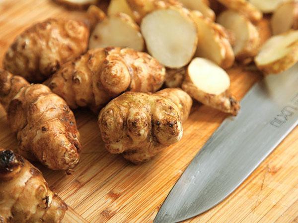 Tuoreet mukulat ovat askorbiinihapon, B1-, B2-, B6-, A- ja PP-vitamiinien lähde