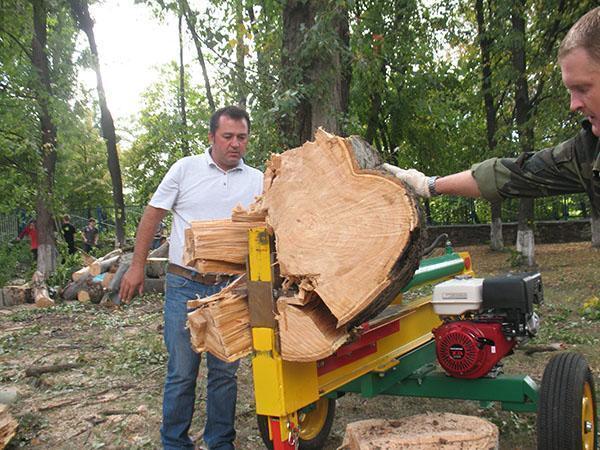 Hydraulinen puunhakuri toimii