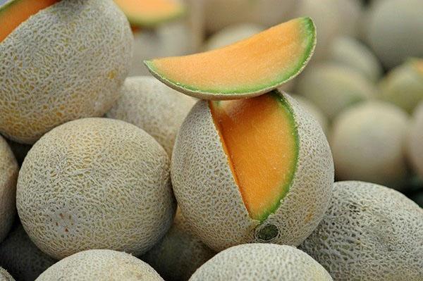 Melonikantalupilla on oranssia massaa