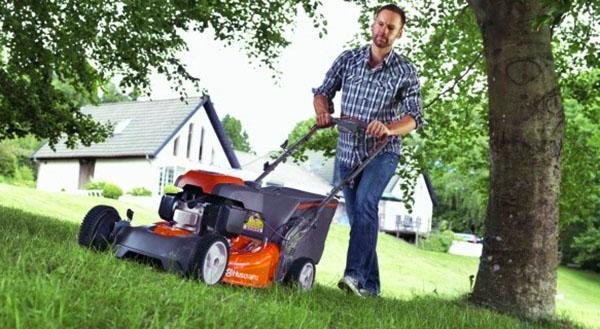 Husqvarnan bensiiniruohonleikkurin ruohonhoito