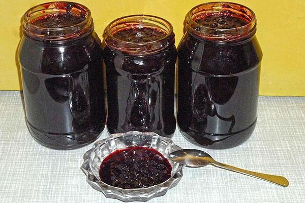 purkitettuja mustikoita