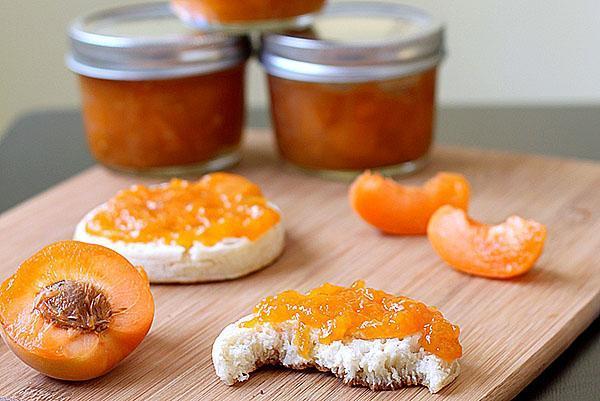aprikoosien ja appelsiinien jälkiruoka