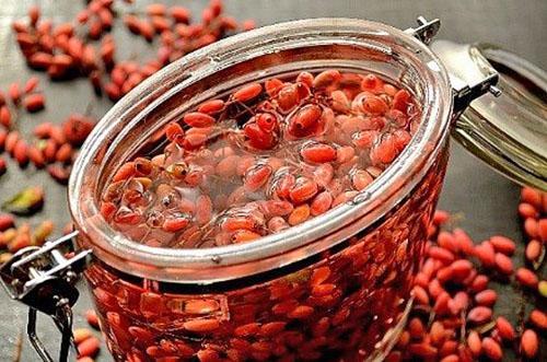 steriloitu barberry-kompotti