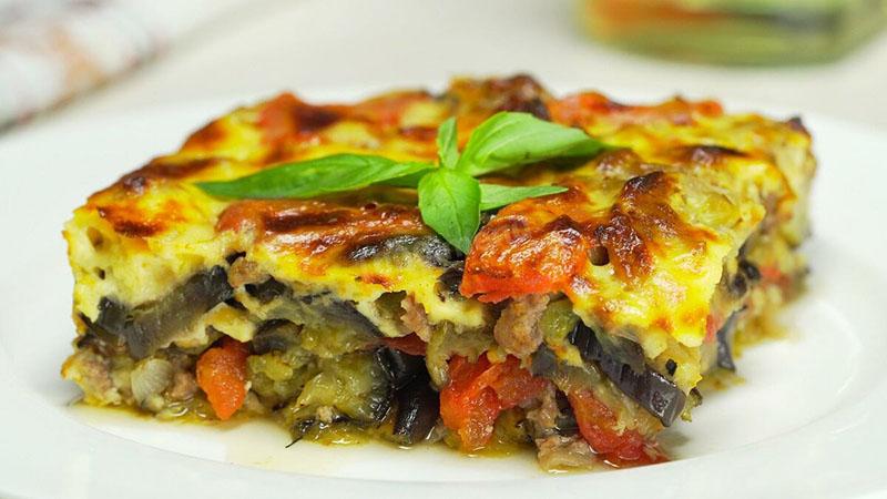 Kreikkalaisen mousaka-resepti munakoisoilla ja vihanneksilla