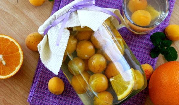aprikoosi ja oranssi kompotti