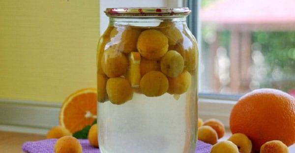 hedelmät siirapissa