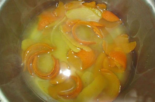 lisää appelsiinikuori ja mehu