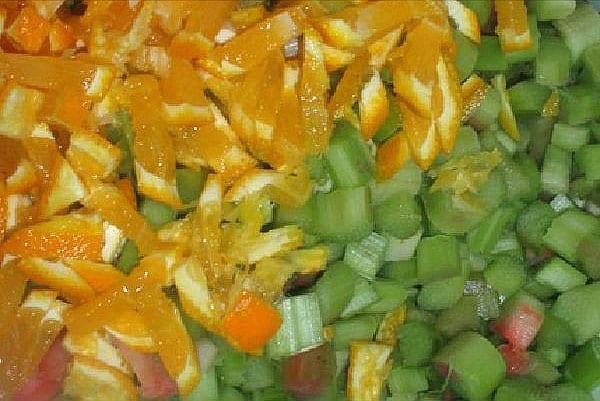levitä appelsiini- ja raparperipalat purkkeihin