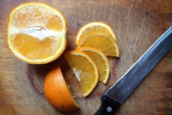 pilko appelsiini kuorineen
