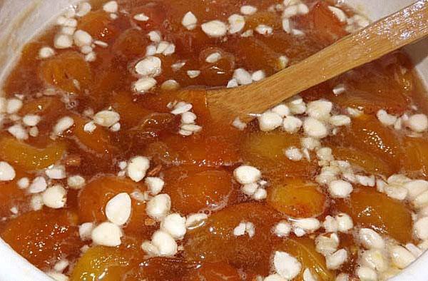 laita hedelmät ja nukleolit ​​siirappiin