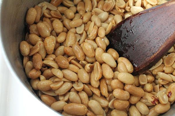 paista maapähkinöitä pannulla