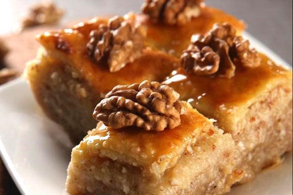 baklava saksanpähkinöiden ja hunajan kanssa
