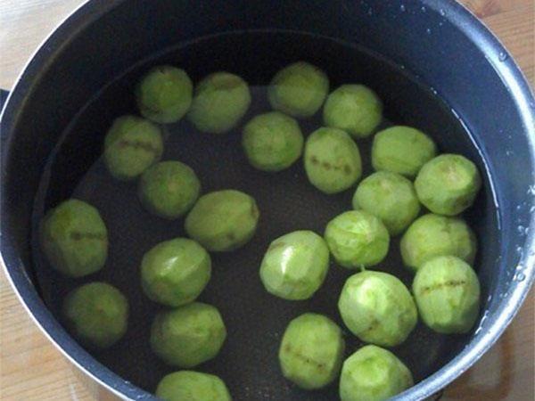 kuori pähkinät ja peitä vedellä