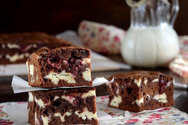 herkkä brownie kirsikalla