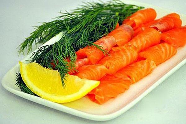 kotona suolattu vaaleanpunainen lohi