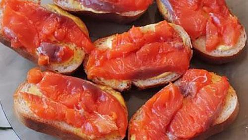 suolattuja punaisia ​​kalan voileipiä