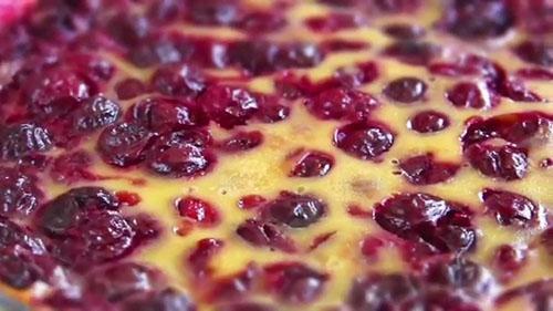 herkkä clafoutis kirsikalla