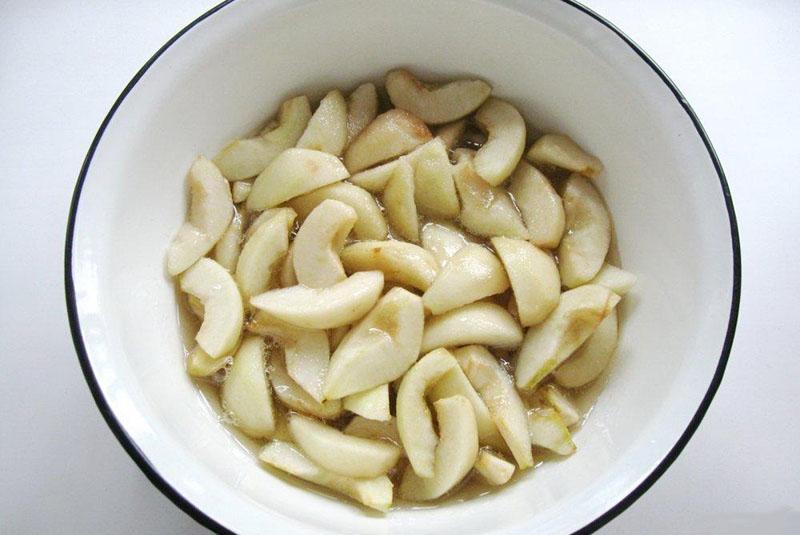 kaada siirappia päärynöiden päälle