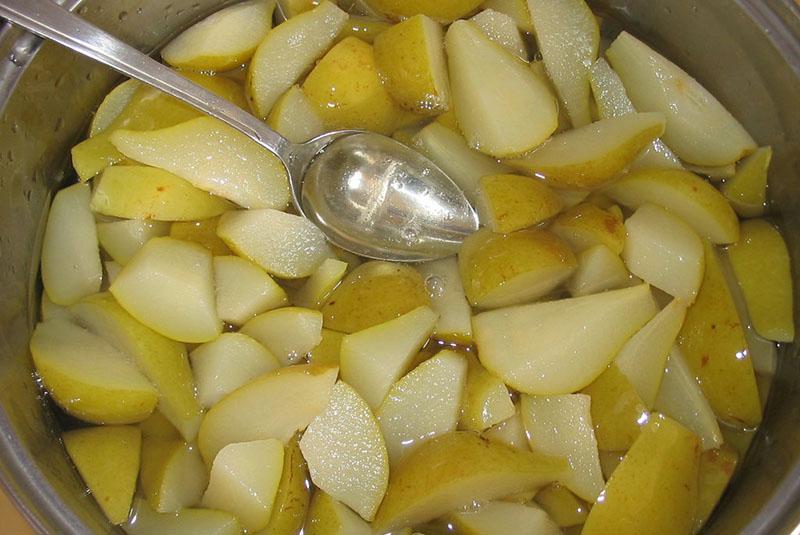 päärynät ensimmäisen kiehumisen jälkeen