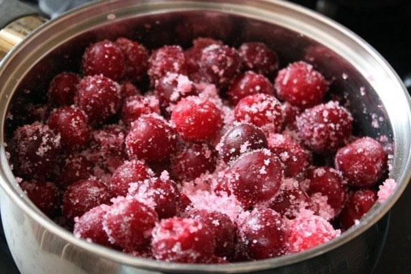 kaada sokeri pestyjen kirsikoiden päälle