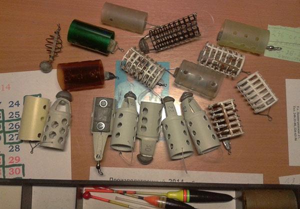 eri materiaaleista valmistetut syöttökaukalot