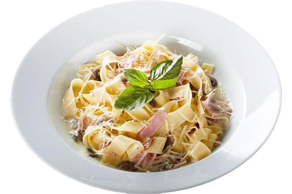 tarjoillaan pastaa pöydälle