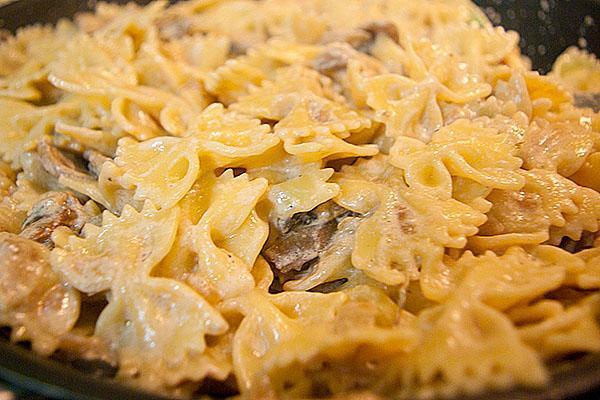 pasta sienillä ja kanalla