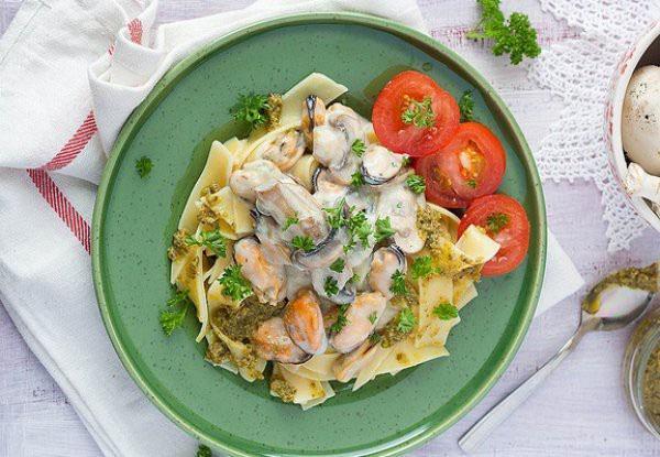 pasta sienillä ja äyriäisillä