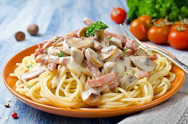 pasta sienillä ja pekonilla