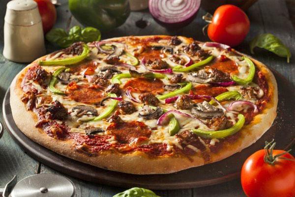 pizza sienillä ja makkaralla