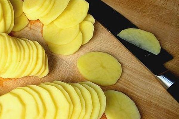leikkaa perunat viipaleiksi