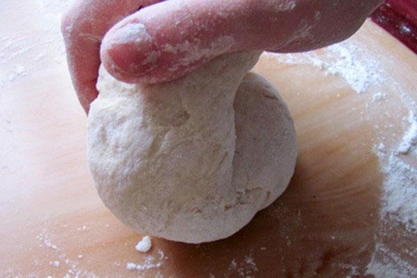 happamattoman taikinan vaivaaminen