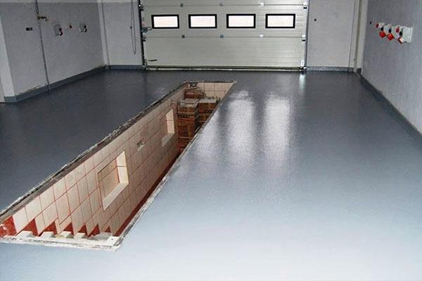 betonilattia autotallissa