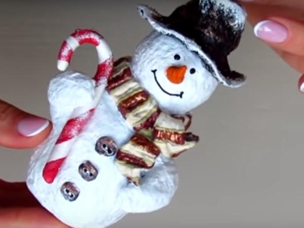 Joulukuusi lumi lumiukko papier-mache
