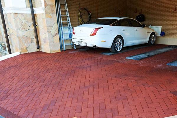 kestävä ja turvallinen lattia autotallissa