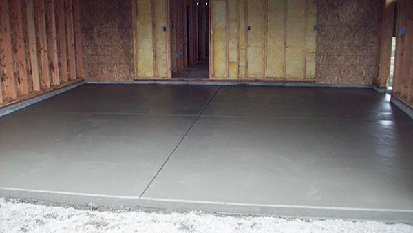 betonilattia autotallissa